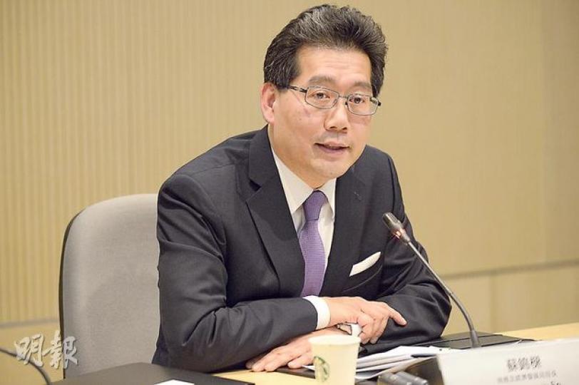 商務及經濟發展局長蘇錦樑昨日與傳媒會面時,重申為了香港流動通訊服務長遠的發展,收回重拍有助市場競爭。(葉家豪攝) 商務及經濟發展局長蘇錦樑昨日與傳媒會面時,重申為了香港流動通訊服務長遠的發展,收回重拍有助市場競爭。(葉家豪攝)