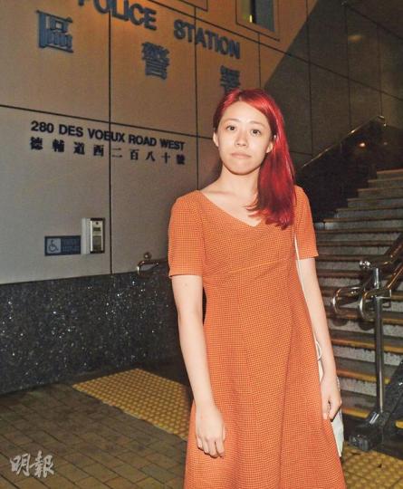 社運少女邱嘉俞昨日在羅湖出境時被捕,先被送到打鼓嶺警署,及後被帶到西區警署。(鄧宗弘攝) 社運少女邱嘉俞昨日在羅湖出境時被捕,先被送到打鼓嶺警署,及後被帶到西區警署。(鄧宗弘攝)