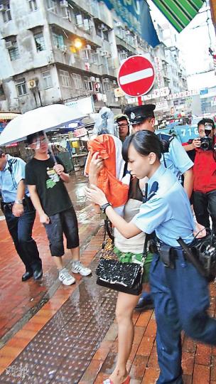 獨留4歲兒子在家的26歲官姓母親,事後被警員拘捕帶署調查。(林智傑攝) 獨留4歲兒子在家的26歲官姓母親,事後被警員拘捕帶署調查。(林智傑攝)