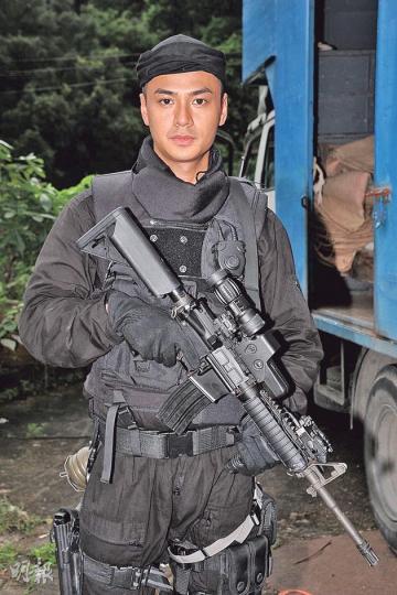 羅仲謙日前拍爆炸戲跌倒被強化玻璃碎片插傷,昨日負傷上陣繼續拍攝。(攝影/記者﹕陳釗)馬德鐘與梁琤合作拍攝《飛虎II》,兩人身手了得,但也提高警覺以免受傷。(攝影/記者﹕陳釗) 羅仲謙日前拍爆炸戲跌倒被強化玻璃碎片插傷,昨日負傷上陣繼續拍攝。(攝影/記者﹕陳釗)馬德鐘與梁琤合作拍攝《飛虎II》,兩人身手了得,但也提高警覺以免受傷。(攝影/記者﹕陳釗)