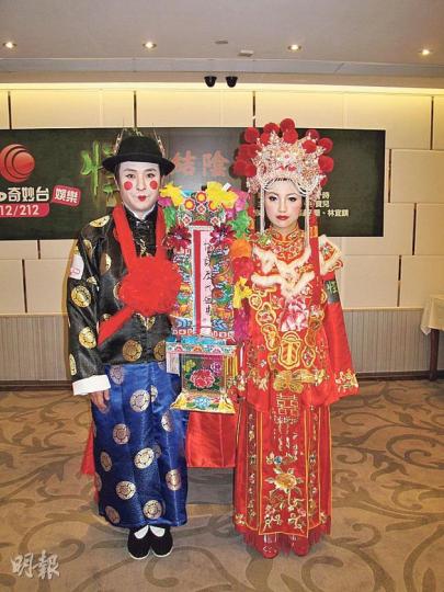 化上紙紮公仔妝的思浩和阿夢,即場模擬冥婚拜堂。(攝影/記者﹕陳釗) 化上紙紮公仔妝的思浩和阿夢,即場模擬冥婚拜堂。(攝影/記者﹕陳釗)