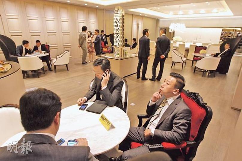 樓花期長達23個月的銅鑼灣新盤yoo Residence,昨日重推50個單位;就記者昨晨在樓盤設於中環美國銀行中心的售樓處所見,雖然聚集近百名代理,惟真正買家並不多。(李澤彤攝) 樓花期長達23個月的銅鑼灣新盤yoo Residence,昨日重推50個單位;就記者昨晨在樓盤設於中環美國銀行中心的售樓處所見,雖然聚集近百名代理,惟真正買家並不多。(李澤彤攝)