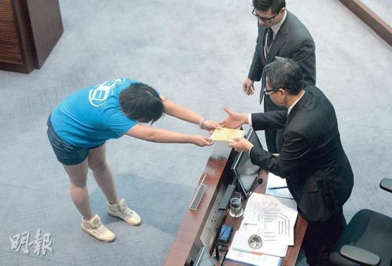 立法會發展事務委員會特別會議討論東北規劃,在中大新亞書院讀書的古洞村民學生鍾曉晴批評,陳茂波「一個大話冚一個大話」,並上前向陳茂波送一本新約聖經,要求他記緊作為基督徒需要誠實。(盧翊銘攝) 昨日立法會外有不少民間團體示威反對東北發展,一批青年在立法會外的地上,用泥土砌出「陳茂波下台」的字句,促陳茂波下台。(李紹昌攝) 民陣周日將發起遊行,要求發展局長陳茂波下台,並要求政府撤回新界東北發展。民陣召集人孔令瑜(前左四)批評,特首梁振英班子高官包括前發展局長麥齊光,行會成員林奮強、張震遠等,都相繼出問 立法會發展事務委員會特別會議討論東北規劃,在中大新亞書院讀書的古洞村民學生鍾曉晴批評,陳茂波「一個大話冚一個大話」,並上前向陳茂波送一本新約聖經,要求他記緊作為基督徒需要誠實。(盧翊銘攝) 昨日立法會外有不少民間團體示威反對東北發展,一批青年在立法會外的地上,用泥土砌出「陳茂波下台」的字句,促陳茂波下台。(李紹昌攝) 民陣周日將發起遊行,要求發展局長陳茂波下台,並要求政府撤回新界東北發展。民陣召集人孔令瑜(前左四)批評,特首梁振英班子高官包括前發展局長麥齊光,行會成員林奮強、張震遠等,都相繼出問