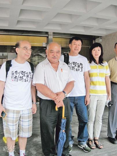 社民連成員曾健成（左二）昨與支持者到高院旁聽。對於再度敗訴並且要負擔逾400萬元訟費，他說﹕「好大鑊。」（黃建邦攝）
