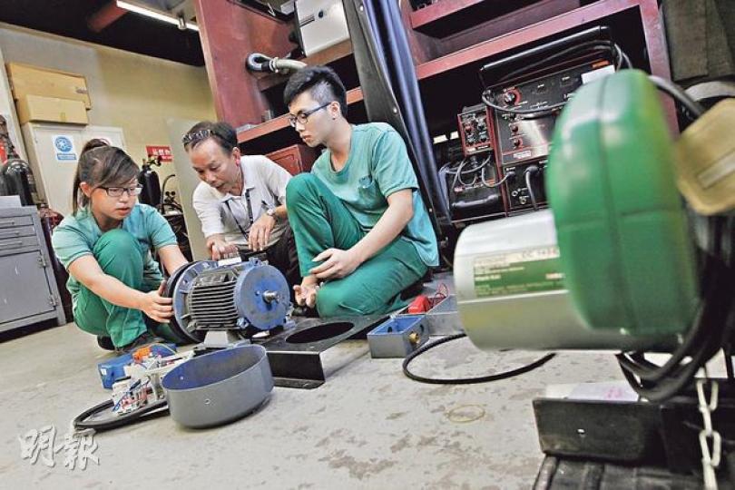 港鐵技工或技術員學徒都要接受工藝及實地訓練，圖為導師教導學員拆解摩打零件。港鐵技術訓練經理指出，參加計劃的學員以男性為主，女學徒比例不足一成。（李澤彤攝）