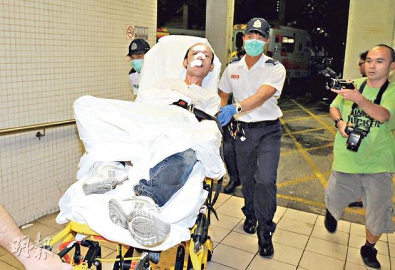 醉漢搭「霸王的」及襲警，受傷後送院。（蔡方山攝）