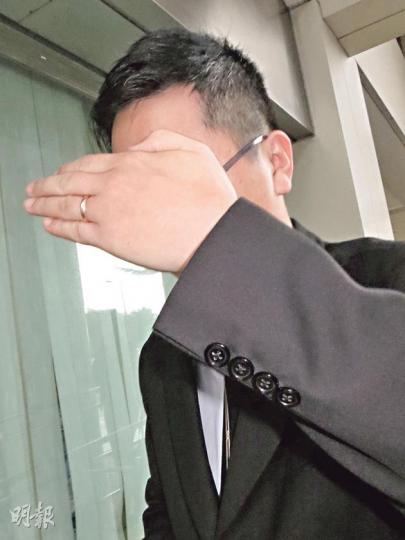 陽明山莊會所餐飲部主管邵維欣（圖）涉非禮女下屬受審，昨被記者拍攝時不斷閃避。（陳倢朗攝）