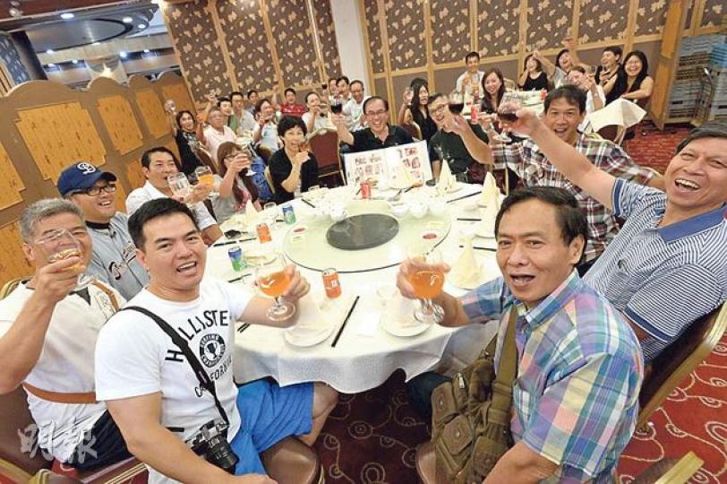身穿格仔恤衫的夏sir（最前右一）多年來一直很想念學生，想知道他們近况如何，得知學生無人誤入歧途，心中倍感欣慰。有校友笑說，雖然同學即將年過半百，但聚會當晚的心境只有20歲。（葉家豪攝）  31年前，孔仲岐紀念中學82屆的5名女生留下合照，其中4人芥蘭（兩相左起）、燒豬妹、曱甴與Lisa日前再次聚首，除燒豬妹外，另外3人都已為人妻母，雖然大家都改變了很多，但學生年代的友情依舊。（葉家豪攝）