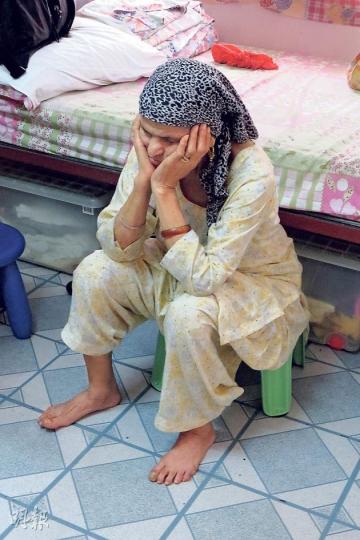 72歲印裔老婦辛勞大半生掙下的血汗錢,因一時大意全失,到現在還未釋懷,一臉苦惱。(易淑麗攝) 72歲印裔老婦辛勞大半生掙下的血汗錢,因一時大意全失,到現在還未釋懷,一臉苦惱。(易淑麗攝)