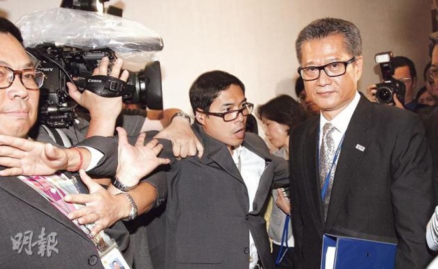 陳茂波昨再到立法會出席發展事務委員會,聽取新界東北發展意見,抵達及離開時被記者包圍,需要大批保安「護航」。特別會議將在下周二及三繼續。(李紹昌攝)立法會發展委員會昨在11比7的比數通過無約束力議案,要求發展局長陳茂波辭職。圖中為舉手支持議案的泛民議員,而列席的公民黨湯家驊(中排右一)因並非委員會成員,故沒有投票。(李紹昌攝) 陳茂波昨再到立法會出席發展事務委員會,聽取新界東北發展意見,抵達及離開時被記者包圍,需要大批保安「護航」。特別會議將在下周二及三繼續。(李紹昌攝)立法會發展委員會昨在11比7的比數通過無約束力議案,要求發展局長陳茂波辭職。圖中為舉手支持議案的泛民議員,而列席的公民黨湯家驊(中排右一)因並非委員會成員,故沒有投票。(李紹昌攝)
