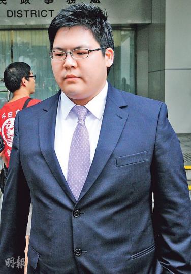 向佑被控普通襲擊及於的士內使用冒犯語言兩罪,暫時毋須答辯,獲准保釋外出。(尹錦恩攝) 向佑被控普通襲擊及於的士內使用冒犯語言兩罪,暫時毋須答辯,獲准保釋外出。(尹錦恩攝)
