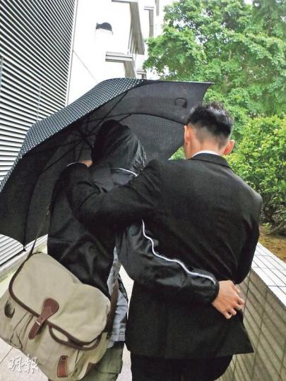 被告歐景光(左)涉嫌在港鐵非禮22歲女護士,其自辯時供稱視力低至接近全盲,左眼只剩「隧道視野」。記者所見,他昨日未有使用輔助工具下,仍可急步離開,動作流暢。(陳倢朗攝) 被告歐景光(左)涉嫌在港鐵非禮22歲女護士,其自辯時供稱視力低至接近全盲,左眼只剩「隧道視野」。記者所見,他昨日未有使用輔助工具下,仍可急步離開,動作流暢。(陳倢朗攝)