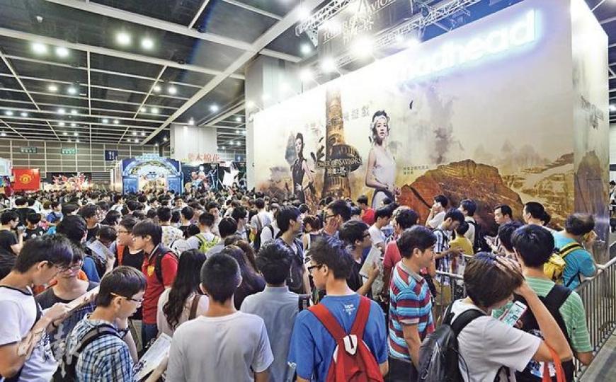 動漫節內不少近年興起的手機程式亦有參展,其中「神魔之塔」攤位人龍達數百人,排隊玩家可在場玩特別關卡遊戲及抽獎,虛擬獎品魔法石大受歡迎。 (余俊亮攝)變形金剛柯柏文游走會場,吸引大人和小朋友圍觀拍照。(余俊亮攝)有市民投訴,動漫節內有翻版貨品出售,圖中為巿民投訴疑是翻版,但聲稱從日本入口的《海賊王》角色布偶。(余俊亮攝) 動漫節內不少近年興起的手機程式亦有參展,其中「神魔之塔」攤位人龍達數百人,排隊玩家可在場玩特別關卡遊戲及抽獎,虛擬獎品魔法石大受歡迎。 (余俊亮攝)變形金剛柯柏文游走會場,吸引大人和小朋友圍觀拍照。(余俊亮攝)有市民投訴,動漫節內有翻版貨品出售,圖中為巿民投訴疑是翻版,但聲稱從日本入口的《海賊王》角色布偶。(余俊亮攝)