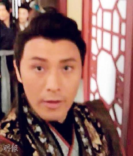 曹永廉撞車前拍《寒山潛龍》,還自拍照片放上微博。(微博圖片)因天雨路滑,曹永廉座駕的車尾被的士撞。(微博圖片) 曹永廉撞車前拍《寒山潛龍》,還自拍照片放上微博。(微博圖片)因天雨路滑,曹永廉座駕的車尾被的士撞。(微博圖片)