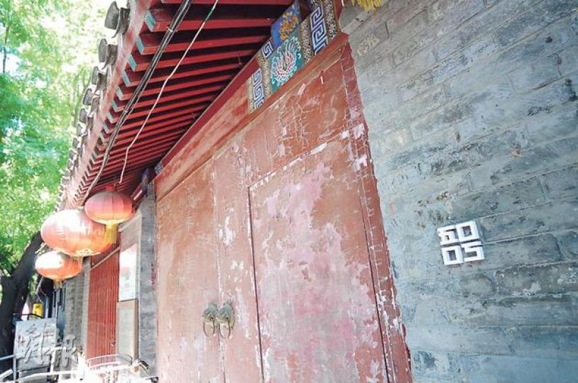 吾號的招牌,低調地寫在門外。(黃潔玲攝)吾號的室內,售賣衣服、枱椅、吊燈、櫃台等,每一件都是設計作品。(黃潔玲攝)吾號設在四合院內,每個廂房因應五行,有不同主題和顏色。(黃潔玲攝)Café Clark位於小社區內,白色的店面跟其他街坊店舖,截然不同。(黃潔玲攝)Café Clark清新乾淨,每個角落都很上鏡。(黃潔玲攝)這件白色短裙,由杜暘(Yang Du)為吾號獨家設計,11,800人民幣(約14,905港元)。(黃潔玲攝)肖天宇的設計家俬,像明式家具遇上了北歐風格。(黃潔玲攝)吾號的前身是婉 吾號的招牌,低調地寫在門外。(黃潔玲攝)吾號的室內,售賣衣服、枱椅、吊燈、櫃台等,每一件都是設計作品。(黃潔玲攝)吾號設在四合院內,每個廂房因應五行,有不同主題和顏色。(黃潔玲攝)Café Clark位於小社區內,白色的店面跟其他街坊店舖,截然不同。(黃潔玲攝)Café Clark清新乾淨,每個角落都很上鏡。(黃潔玲攝)這件白色短裙,由杜暘(Yang Du)為吾號獨家設計,11,800人民幣(約14,905港元)。(黃潔玲攝)肖天宇的設計家俬,像明式家具遇上了北歐風格。(黃潔玲攝)吾號的前身是婉