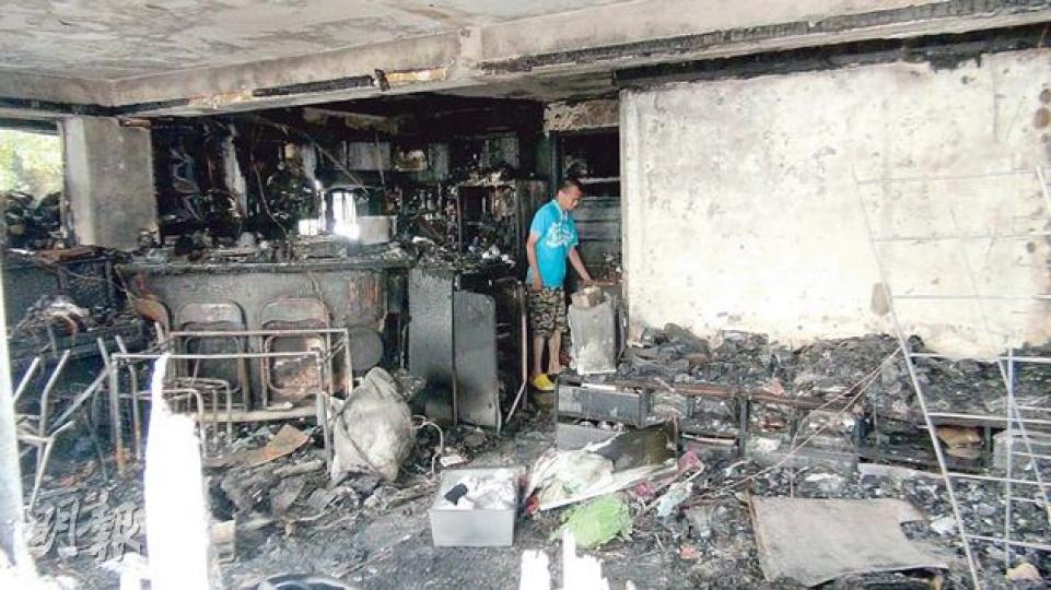 村屋男戶主將三星S4手機放在沙發充電時,手機突然爆炸並引起火警,全屋付諸一炬。男戶主昨日返回寓所檢視損毁情况。(林智傑攝)看着被大火燒毁的家園,女戶主(右二)大感徬徨,不禁掩面拭淚。(林智傑攝) 村屋男戶主將三星S4手機放在沙發充電時,手機突然爆炸並引起火警,全屋付諸一炬。男戶主昨日返回寓所檢視損毁情况。(林智傑攝)看着被大火燒毁的家園,女戶主(右二)大感徬徨,不禁掩面拭淚。(林智傑攝)