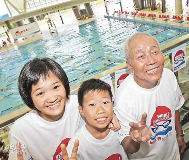 維港渡海泳昨於東涌游泳池舉行水試,參加者包括最年輕參賽者金澤光(中)及最年長參賽者徐謙(右)。(李紹昌攝) 維港渡海泳昨於東涌游泳池舉行水試,參加者包括最年輕參賽者金澤光(中)及最年長參賽者徐謙(右)。(李紹昌攝)