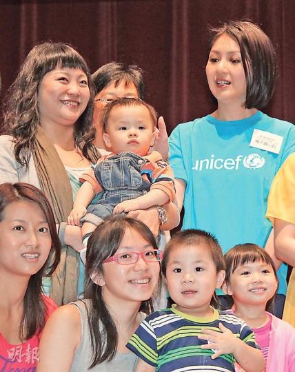 歌手楊千嬅(後排右)說餵母乳時遇上很多困難,尤其香港很多地方都沒有育嬰室,為媽媽們帶來不少尷尬,要躲到廁所「泵奶」,感覺如在廁所「扒飯」。(林俊源攝) 歌手楊千嬅(後排右)說餵母乳時遇上很多困難,尤其香港很多地方都沒有育嬰室,為媽媽們帶來不少尷尬,要躲到廁所「泵奶」,感覺如在廁所「扒飯」。(林俊源攝)