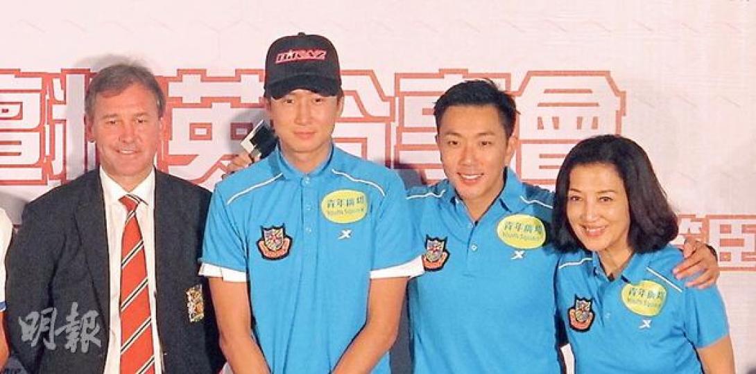 洪天明、劉浩龍、馬海倫與曼聯名宿白賴仁笠臣（左一）合照留念。（攝影/記者：唐嘉晞）
