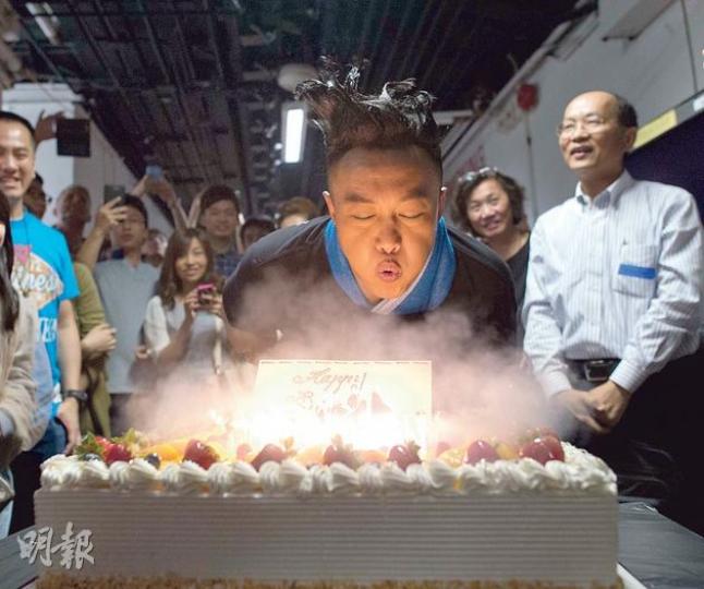 壽星「吹神」陳奕迅出盡力吹39支蠟燭。（攝影：娛樂組）陳奕迅拿起刀擺甫士切蛋糕，太太徐濠縈在旁吶喊助威。（攝影：娛樂組）周迅到後台與歌神陳奕迅合照留念。（攝影：娛樂組）陳奕迅與何韻詩攬到實玩成一團。（攝影：娛樂組）