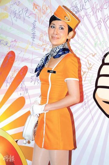 吳君如的懷舊空姐造型非常搶鏡。(攝影:鍾偉茵)甄子丹與太太汪詩詩的打扮非常合襯。(攝影:鍾偉茵)劉偉強、陳妍希、陳可辛、甄子丹、黃百鳴等人傾得非常開心。(微博圖片)真假丁力丁子高(左起)、呂良偉、許晉亨,誰較有型?(微博圖片)甄子丹與太太汪詩詩及子女一家四口切蛋糕,非常溫馨。(微博圖片)半帶醉意的任賢齊提早離開,準備去內蒙古開騷。(攝影:鍾偉茵)丁子高在大抽獎中了價值逾10萬元的名表。(微博圖片) 吳君如的懷舊空姐造型非常搶鏡。(攝影:鍾偉茵)甄子丹與太太汪詩詩的打扮非常合襯。(攝影:鍾偉茵)劉偉強、陳妍希、陳可辛、甄子丹、黃百鳴等人傾得非常開心。(微博圖片)真假丁力丁子高(左起)、呂良偉、許晉亨,誰較有型?(微博圖片)甄子丹與太太汪詩詩及子女一家四口切蛋糕,非常溫馨。(微博圖片)半帶醉意的任賢齊提早離開,準備去內蒙古開騷。(攝影:鍾偉茵)丁子高在大抽獎中了價值逾10萬元的名表。(微博圖片)