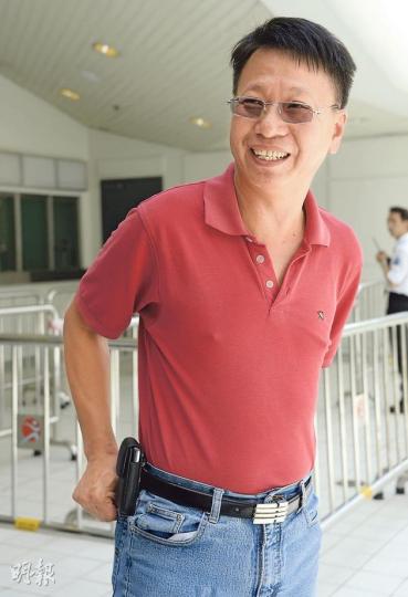 曼聯對傑志賽事有餘剩門票,驗樓師詹濟南知悉後,昨到大球場碰運氣,想不到成功買到390元的門票,今晚一人到場支持愛隊。(余俊亮攝) 曼聯對傑志賽事有餘剩門票,驗樓師詹濟南知悉後,昨到大球場碰運氣,想不到成功買到390元的門票,今晚一人到場支持愛隊。(余俊亮攝)