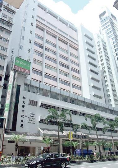 被員工投訴吵如鬧市的政府電腦伺服器中心,位於灣仔駱克道市政大廈6樓。(明報記者攝) 被員工投訴吵如鬧市的政府電腦伺服器中心,位於灣仔駱克道市政大廈6樓。(明報記者攝)