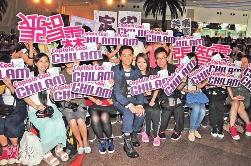 「Cool魔」張智霖深受粉絲歡迎。(攝影:梁迺楠)張智霖(右起)率領吳卓羲、胡定欣及江美儀為劇集《衝上雲霄II》宣傳造勢,希望收視繼續上升。(攝影:梁迺楠)林芊妤於劇中胸壓馬國明一幕相當火辣,她解釋是配合劇情。(攝影:梁迺楠) 「Cool魔」張智霖深受粉絲歡迎。(攝影:梁迺楠)張智霖(右起)率領吳卓羲、胡定欣及江美儀為劇集《衝上雲霄II》宣傳造勢,希望收視繼續上升。(攝影:梁迺楠)林芊妤於劇中胸壓馬國明一幕相當火辣,她解釋是配合劇情。(攝影:梁迺楠)