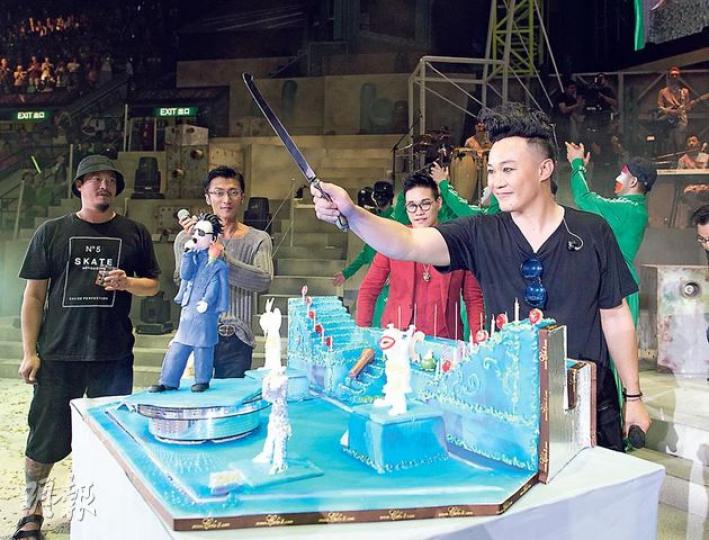 陳子聰、謝霆鋒、蘇永康突然推着蛋糕現身舞台,令陳奕迅非常驚喜。(攝影/記者:葉靜文)陳妍希(左起)、房祖名、薛凱琪看得非常投入。(攝影/記者:葉靜文)壽星陳奕迅與一眾好友及紅館逾萬名觀眾合照留念。(攝影/記者:葉靜文) 陳子聰、謝霆鋒、蘇永康突然推着蛋糕現身舞台,令陳奕迅非常驚喜。(攝影/記者:葉靜文)陳妍希(左起)、房祖名、薛凱琪看得非常投入。(攝影/記者:葉靜文)壽星陳奕迅與一眾好友及紅館逾萬名觀眾合照留念。(攝影/記者:葉靜文)