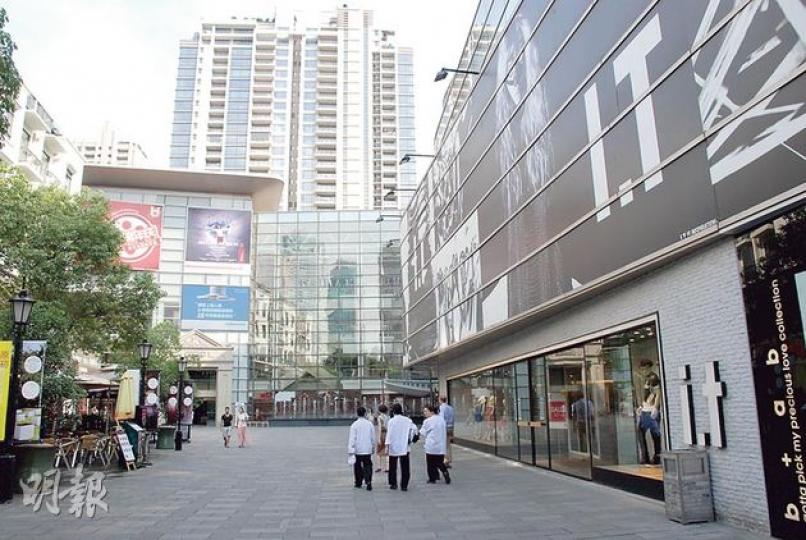 有高級品牌服裝店的員工反映,上海市民消費力較強,加上外國遊客多,因此零售市道並未因限制三公消費而造成嚴重打擊。圖為上海新天地,名牌店依然林立。(陳子凌攝) 有高級品牌服裝店的員工反映,上海市民消費力較強,加上外國遊客多,因此零售市道並未因限制三公消費而造成嚴重打擊。圖為上海新天地,名牌店依然林立。(陳子凌攝)