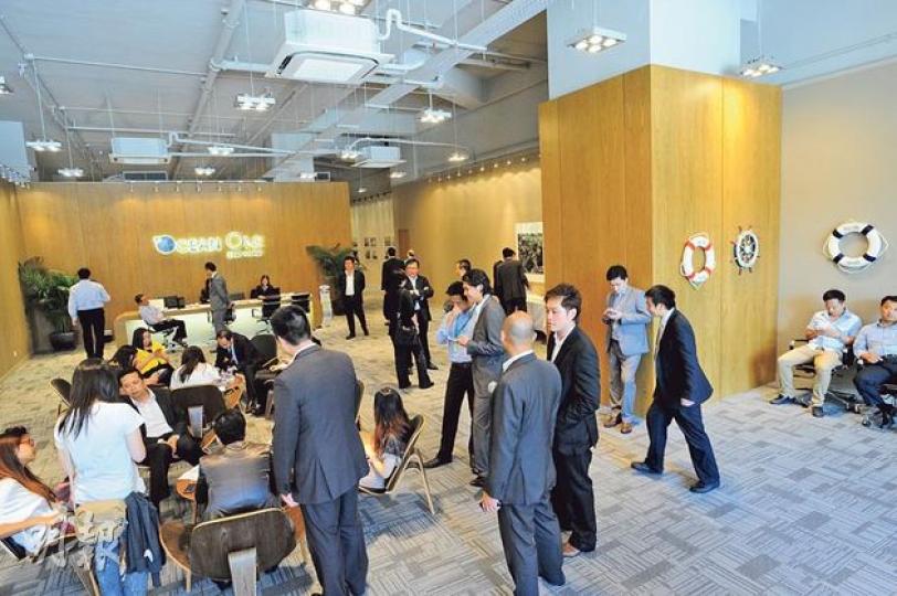 麗展雖然劈價重推油塘Ocean One,惟由於實際減幅只約2%至5%,銷情並不熾熱,全日售出兩伙;圖為售樓處昨日的情况。(尹錦恩攝) 麗展雖然劈價重推油塘Ocean One,惟由於實際減幅只約2%至5%,銷情並不熾熱,全日售出兩伙;圖為售樓處昨日的情况。(尹錦恩攝)