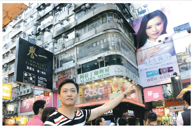 銅鑼灣波斯富街一幢舊樓,被廣告公司僭建大型招牌,住在該幢舊樓高層的業主葉先生說,3年前已向屋宇署投訴,但招牌代理透過「換公司」拖延清拆至今。他質疑屋宇署執法不力,擔心若招牌塌下傷人,要承擔巨額賠償。(陳淑安攝)該大型招牌由「Donald Wong Ltd.」代理(圖),惟本報按電話查詢,一直都轉駁至留言,無人接聽回覆。2009年時,上述廣告牌曾由「易通集團」代理,而Donald Wong Ltd.的老闆曾是「易通集團」子公司的股東。(陳淑安攝)(明報製圖) 銅鑼灣波斯富街一幢舊樓,被廣告公司僭建大型招牌,住在該幢舊樓高層的業主葉先生說,3年前已向屋宇署投訴,但招牌代理透過「換公司」拖延清拆至今。他質疑屋宇署執法不力,擔心若招牌塌下傷人,要承擔巨額賠償。(陳淑安攝)該大型招牌由「Donald Wong Ltd.」代理(圖),惟本報按電話查詢,一直都轉駁至留言,無人接聽回覆。2009年時,上述廣告牌曾由「易通集團」代理,而Donald Wong Ltd.的老闆曾是「易通集團」子公司的股東。(陳淑安攝)(明報製圖)