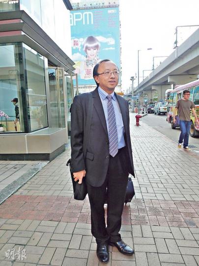 港大法律學院首席講師張達明昨稱上演「處男作」,以當值律師身分首次在裁判法院審訊為3名被告辯護。(何偉畧攝) 港大法律學院首席講師張達明昨稱上演「處男作」,以當值律師身分首次在裁判法院審訊為3名被告辯護。(何偉畧攝)