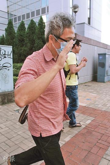 首被告溫皓竣自稱是曙光用品公司負責人,負責聘請另外5名被告提供「代客探監」的服務。(黎婉嫻攝) 首被告溫皓竣自稱是曙光用品公司負責人,負責聘請另外5名被告提供「代客探監」的服務。(黎婉嫻攝)
