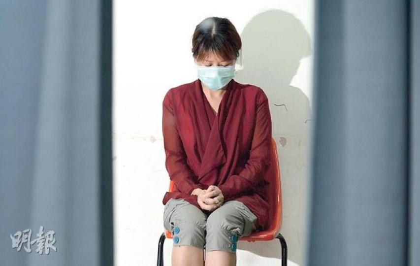 新來港的阿友現時已與丈夫離婚,與兩名女兒居於鐵皮屋。她指自己患病曾在公園暈倒,現時常擔心前夫會上門纏擾,精神受困。(盧翊銘攝)(明報製圖) 新來港的阿友現時已與丈夫離婚,與兩名女兒居於鐵皮屋。她指自己患病曾在公園暈倒,現時常擔心前夫會上門纏擾,精神受困。(盧翊銘攝)(明報製圖)