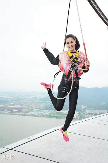 Janice Man在澳門旅遊塔初嘗Skywalk X的滋味。(攝影/記者:魏人) Janice Man在澳門旅遊塔初嘗Skywalk X的滋味。(攝影/記者:魏人)