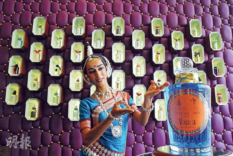 Penhaligon's 在新裝旗艦店,特別請來印度傳統舞者表演,宣傳印度藩王訂做的新香水。(郭瑋瑋攝)F&M茶室即日至8月30日供應女王加冕下午茶,費用80英鎊(約955港元,兩人份)。(郭瑋瑋攝)裝修後的茶室,下午茶時間依舊有現場鋼琴表演。(郭瑋瑋攝)菲臘親王(上)和王儲查理斯(下)的認證徽號,放在Penhaligon's店中央的當眼處。(郭瑋瑋攝)Prestat去年特別為女王登基鑽禧和倫敦節,設計紀念版朱古力(15及16鎊,約179及191港元)。(郭瑋瑋攝)「王B熱」之下,F&M也把慶祝 Penhaligon's 在新裝旗艦店,特別請來印度傳統舞者表演,宣傳印度藩王訂做的新香水。(郭瑋瑋攝)F&M茶室即日至8月30日供應女王加冕下午茶,費用80英鎊(約955港元,兩人份)。(郭瑋瑋攝)裝修後的茶室,下午茶時間依舊有現場鋼琴表演。(郭瑋瑋攝)菲臘親王(上)和王儲查理斯(下)的認證徽號,放在Penhaligon's店中央的當眼處。(郭瑋瑋攝)Prestat去年特別為女王登基鑽禧和倫敦節,設計紀念版朱古力(15及16鎊,約179及191港元)。(郭瑋瑋攝)「王B熱」之下,F&M也把慶祝