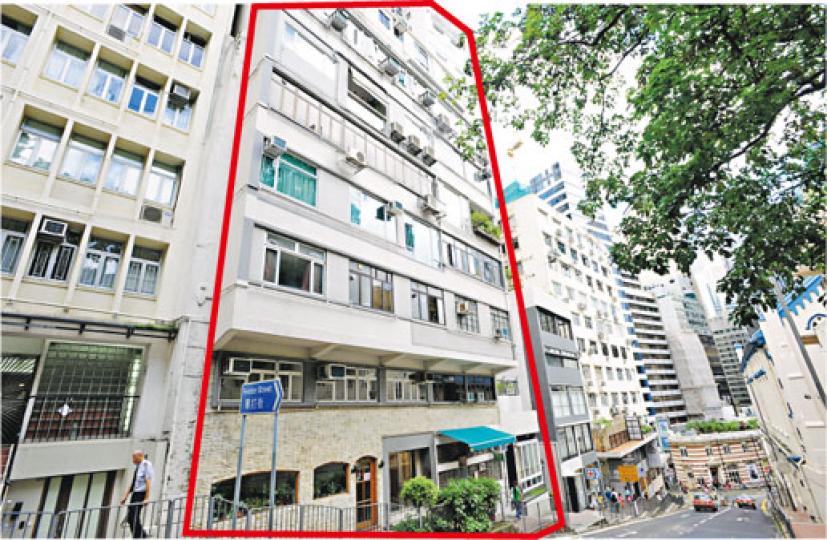 中區己連拿利園林大樓(紅圈示),由資本策略收購近九成單位,整個項目收購價料逾6億元,住宅收購呎價最高達約2.65萬元。 (尹錦恩攝)園林大樓對面為一級歷史建築聖保羅堂(圖左方教堂),以及會督府、馬丁樓等聖公會建築群,其中聖保羅堂建於1911年,至今已有逾100年歷史。(劉焌陶攝) 中區己連拿利園林大樓(紅圈示),由資本策略收購近九成單位,整個項目收購價料逾6億元,住宅收購呎價最高達約2.65萬元。 (尹錦恩攝)園林大樓對面為一級歷史建築聖保羅堂(圖左方教堂),以及會督府、馬丁樓等聖公會建築群,其中聖保羅堂建於1911年,至今已有逾100年歷史。(劉焌陶攝)