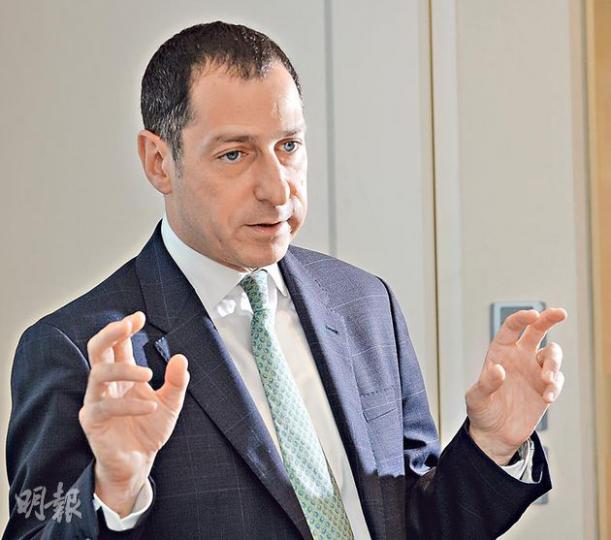 國泰康利資產管理行政總裁康禮賢(Mark Konyn)稱,「安倍經濟學」到目前被視為有效,弱日圓已帶動日本出口行業向好,但投資者不應忽視該政策也包含着重大風險。(劉焌陶攝) 國泰康利資產管理行政總裁康禮賢(Mark Konyn)稱,「安倍經濟學」到目前被視為有效,弱日圓已帶動日本出口行業向好,但投資者不應忽視該政策也包含着重大風險。(劉焌陶攝)