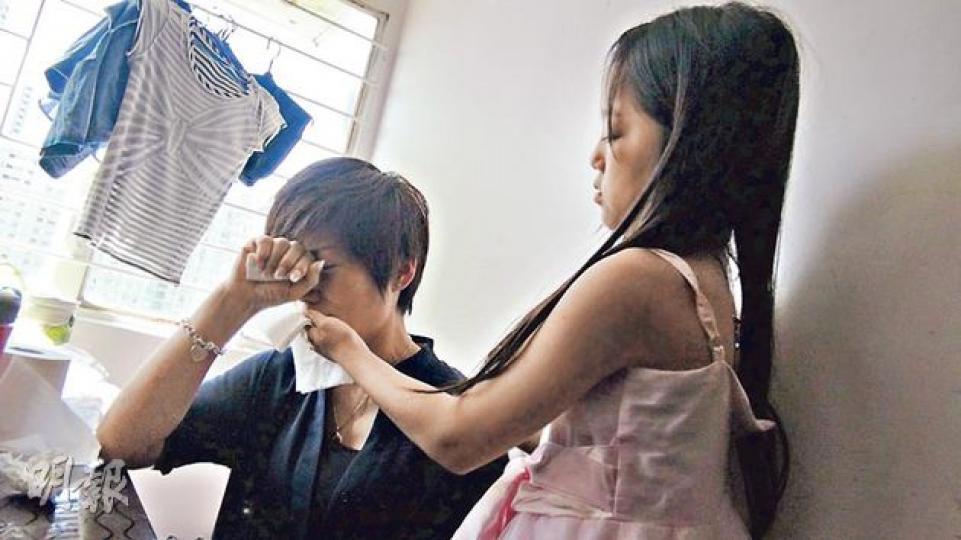 侄兒飛來橫禍慘死,謝女士神情哀傷自言自語,守候在旁的9歲女兒,則為母親拭淚及撫背安慰。(林智傑攝)遭跳樓婦壓中,客死異鄉的青年謝子洋,生前於家鄉是無人不知的聰明乖乖仔。(林智傑攝) 侄兒飛來橫禍慘死,謝女士神情哀傷自言自語,守候在旁的9歲女兒,則為母親拭淚及撫背安慰。(林智傑攝)遭跳樓婦壓中,客死異鄉的青年謝子洋,生前於家鄉是無人不知的聰明乖乖仔。(林智傑攝)