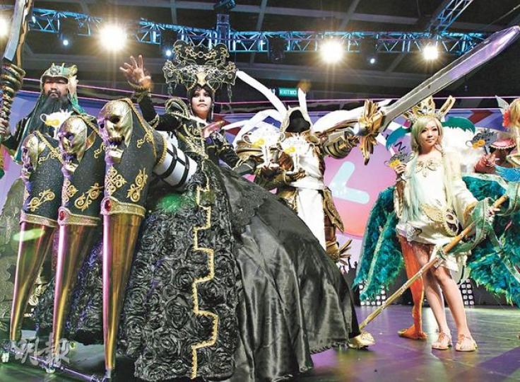 每年動漫節焦點之一的動漫Cosplay大賽,今屆改為雙人隊制,最終由兩名經驗豐富的Cosplayer黃兆倫(阿幽,左二)與拍檔區可兒(右二)奪冠,二人分別扮演網上遊戲《Diablo 3》角色惡魔瑟蒂雅和大天使泰瑞爾。已9次奪冠、過往主要扮演男角的阿幽,今年首度以女角參賽,一身蜘蛛腳,造型維肖維妙,一如以往,所有裝備均自家製作。(李紹昌攝)動漫節昨進入最後一天,臨近閉館前數小時,多個展商和地攤均推出半價或1元起拍賣等優惠,務求盡最後努力散貨。(李紹昌攝) 每年動漫節焦點之一的動漫Cosplay大賽,今屆改為雙人隊制,最終由兩名經驗豐富的Cosplayer黃兆倫(阿幽,左二)與拍檔區可兒(右二)奪冠,二人分別扮演網上遊戲《Diablo 3》角色惡魔瑟蒂雅和大天使泰瑞爾。已9次奪冠、過往主要扮演男角的阿幽,今年首度以女角參賽,一身蜘蛛腳,造型維肖維妙,一如以往,所有裝備均自家製作。(李紹昌攝)動漫節昨進入最後一天,臨近閉館前數小時,多個展商和地攤均推出半價或1元起拍賣等優惠,務求盡最後努力散貨。(李紹昌攝)