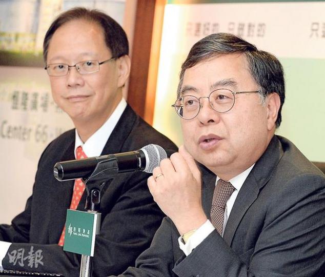 恒隆地產主席陳啟宗(右)指出,香港樓市距離嚴冬尚差一段時間,估計未來要大量銷售樓盤的機會不大。圖左為集團董事總經理陳南祿。(劉焌陶攝) 恒隆地產主席陳啟宗(右)指出,香港樓市距離嚴冬尚差一段時間,估計未來要大量銷售樓盤的機會不大。圖左為集團董事總經理陳南祿。(劉焌陶攝)