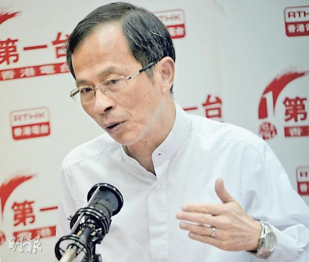 立法會主席曾鈺成(圖)昨出席港台節目《千禧年代》,再評陳茂波處理囤地事件,指陳茂波應在家人私隱及公眾利益之間劃出明確界線,避免予人以「擠牙膏」方式交代事件的觀感。(葉家豪攝) 立法會昨就新界東北發展舉行第四場特別會議,新民主同盟范國威(左)帶同高爾夫球棒並將之放在發展局長陳茂波(右)身旁,諷刺他不收回粉嶺高爾夫球會,只在新界東北發展區建屋。(李紹昌攝) 社民連梁國雄(左)要求陳茂波(右)交代所有家族成員持有多少離岸公司,又離座向陳茂波抗議,把示威牌擲向陳的座位方向,最終被委員會代主席謝偉銓趕出會 立法會主席曾鈺成(圖)昨出席港台節目《千禧年代》,再評陳茂波處理囤地事件,指陳茂波應在家人私隱及公眾利益之間劃出明確界線,避免予人以「擠牙膏」方式交代事件的觀感。(葉家豪攝) 立法會昨就新界東北發展舉行第四場特別會議,新民主同盟范國威(左)帶同高爾夫球棒並將之放在發展局長陳茂波(右)身旁,諷刺他不收回粉嶺高爾夫球會,只在新界東北發展區建屋。(李紹昌攝) 社民連梁國雄(左)要求陳茂波(右)交代所有家族成員持有多少離岸公司,又離座向陳茂波抗議,把示威牌擲向陳的座位方向,最終被委員會代主席謝偉銓趕出會