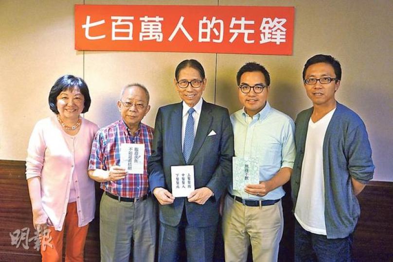 李麗娟(左一)下周六起再伙拍傳媒人區家麟(右一)主持《七百萬人的先鋒》,今季改為「男裝版」專訪30名男士,包括陳祖澤(左二起)、梁智鴻及社企Green Monday創辦人楊大偉等。(余瑋攝) 李麗娟(左一)下周六起再伙拍傳媒人區家麟(右一)主持《七百萬人的先鋒》,今季改為「男裝版」專訪30名男士,包括陳祖澤(左二起)、梁智鴻及社企Green Monday創辦人楊大偉等。(余瑋攝)