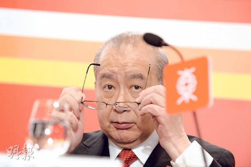 東亞銀行主席兼行政總裁李國寶昨現身業績會,但問答環節期間發言不多。對有商家被指撤資香港,被問及有否感到香港營商環境日漸艱鉅、會否調整中港投資策略,李說︰「我多年都對香港好有信心,完全無問題」。(劉焌陶攝) 東亞銀行主席兼行政總裁李國寶昨現身業績會,但問答環節期間發言不多。對有商家被指撤資香港,被問及有否感到香港營商環境日漸艱鉅、會否調整中港投資策略,李說︰「我多年都對香港好有信心,完全無問題」。(劉焌陶攝)