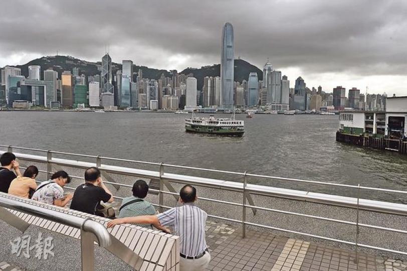熱帶風暴「飛燕」逼近,香港昨午掛起3號風球,維港兩岸風雲變色,天文台預料今明兩日本港都會有零散狂風驟雨,海面會有湧浪。(葉家豪攝) 熱帶風暴「飛燕」逼近,香港昨午掛起3號風球,維港兩岸風雲變色,天文台預料今明兩日本港都會有零散狂風驟雨,海面會有湧浪。(葉家豪攝)