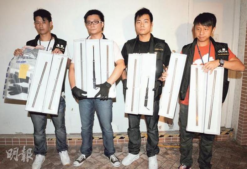 探員展示搜獲的武器,包括水喉通、伸縮棍、手套等。(蔡方山攝) 疑準備於天水圍械鬥的兩幫黑社會青年,被捕後由探員返警署扣查。(蔡方山攝) 探員展示搜獲的武器,包括水喉通、伸縮棍、手套等。(蔡方山攝) 疑準備於天水圍械鬥的兩幫黑社會青年,被捕後由探員返警署扣查。(蔡方山攝)