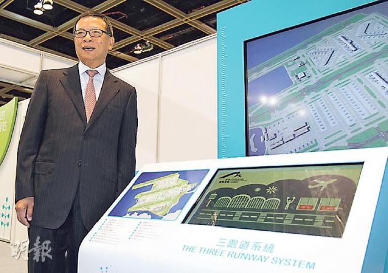 機管局行政總裁許漢忠昨出席擬建三跑道系統環評展覽後表示,機場客貨運量增加,原預期於2020年飽和的機場跑道,或會提早1至3年飽和。(林俊源攝) 機管局行政總裁許漢忠昨出席擬建三跑道系統環評展覽後表示,機場客貨運量增加,原預期於2020年飽和的機場跑道,或會提早1至3年飽和。(林俊源攝)
