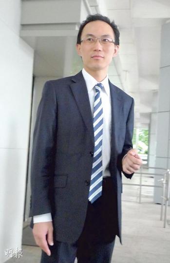 中金再生主席秦志威的代表律師李勁冲(圖)稱,秦打算謀定而後動,閱覽清盤案中法庭所有文件再作決定。據悉,秦一方打算反對清盤。(何偉畧攝) 中金再生主席秦志威的代表律師李勁冲(圖)稱,秦打算謀定而後動,閱覽清盤案中法庭所有文件再作決定。據悉,秦一方打算反對清盤。(何偉畧攝)