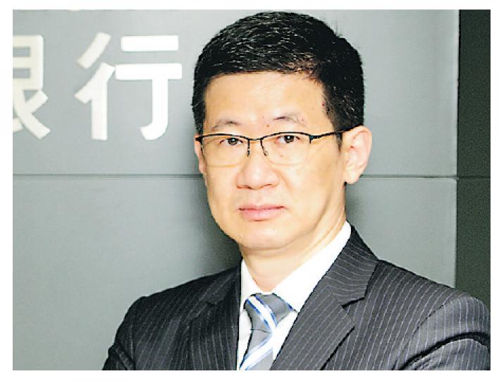 富邦(香港)高級副總裁兼金融市場部主管鄺國榮表示,擬先向現有企業客戶推廣人幣產品,亦會擔當安排行助境外企業發行人民幣點心債。(尹錦恩攝) 富邦(香港)高級副總裁兼金融市場部主管鄺國榮表示,擬先向現有企業客戶推廣人幣產品,亦會擔當安排行助境外企業發行人民幣點心債。(尹錦恩攝)